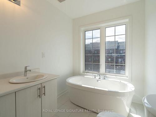 70-23 Selfridge Way, Whitby, ON - Indoor Photo Showing Bathroom