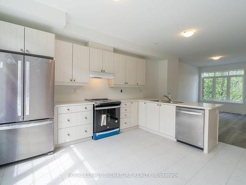 70-23 Selfridge Way, Whitby, ON - Indoor Photo Showing Kitchen With Double Sink