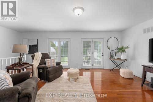 8 Griffith Avenue, Georgina, ON - Indoor Photo Showing Living Room