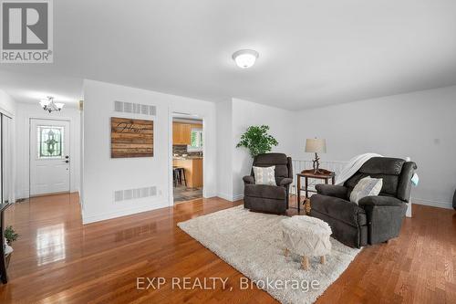 8 Griffith Avenue, Georgina, ON - Indoor Photo Showing Living Room