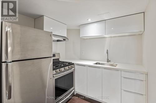 9 Colle Melito Way, Vaughan, ON - Indoor Photo Showing Kitchen