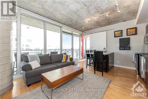 1810 - 324 Laurier Avenue, Ottawa, ON - Indoor Photo Showing Living Room