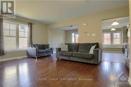 2092 Madrid Avenue, Ottawa, ON - Indoor Photo Showing Living Room