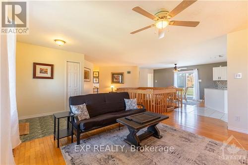 4883 2Nd Line Road, South Glengarry (724 - South Glengarry (Lancaster) Twp), ON - Indoor Photo Showing Living Room