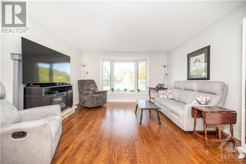 7858 Decarie Drive, Ottawa, ON - Indoor Photo Showing Living Room