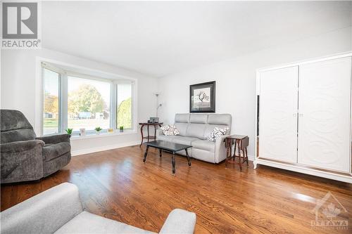 7858 Decarie Drive, Ottawa, ON - Indoor Photo Showing Living Room