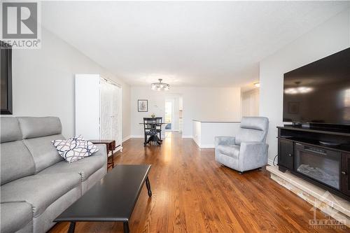 7858 Decarie Drive, Ottawa, ON - Indoor Photo Showing Living Room