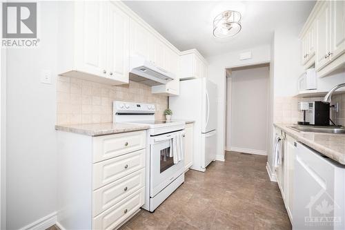 7858 Decarie Drive, Ottawa, ON - Indoor Photo Showing Kitchen