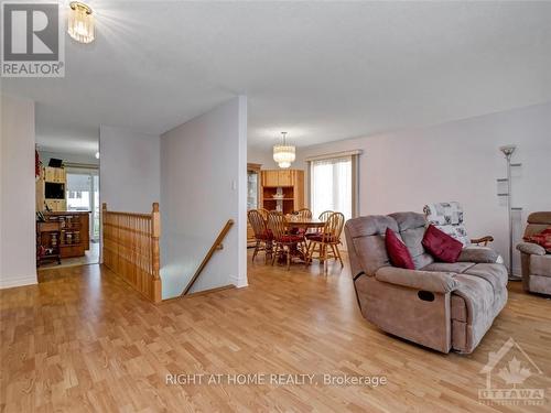 144 Sandra Crescent, Prescott And Russell, ON - Indoor Photo Showing Living Room