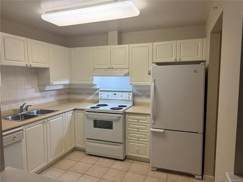 216-5650 Edgewater Lane, Nanaimo, BC - Indoor Photo Showing Kitchen With Double Sink