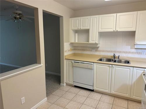 216-5650 Edgewater Lane, Nanaimo, BC - Indoor Photo Showing Kitchen With Double Sink