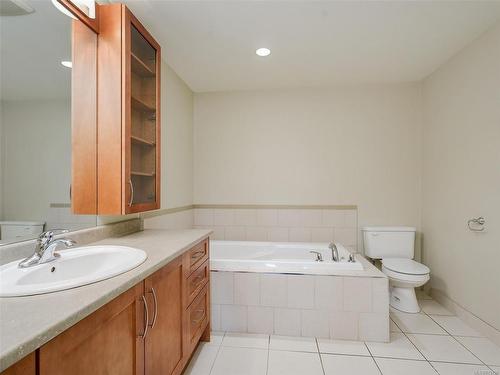 111-4480 Chatterton Way, Saanich, BC - Indoor Photo Showing Bathroom