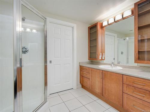 111-4480 Chatterton Way, Saanich, BC - Indoor Photo Showing Bathroom