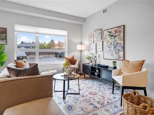 309-120 Jensen Ave West, Parksville, BC - Indoor Photo Showing Living Room