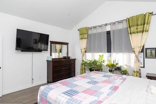 516 Tuscany Court, Thunder Bay, ON - Indoor Photo Showing Bedroom