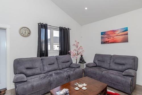 516 Tuscany Court, Thunder Bay, ON - Indoor Photo Showing Living Room