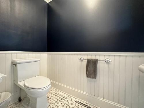 313 Veterans Drive, Kenora, ON - Indoor Photo Showing Bathroom