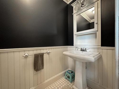 313 Veterans Drive, Kenora, ON - Indoor Photo Showing Bathroom