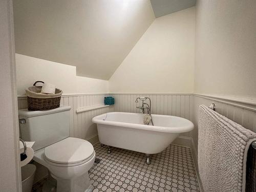 313 Veterans Drive, Kenora, ON - Indoor Photo Showing Bathroom