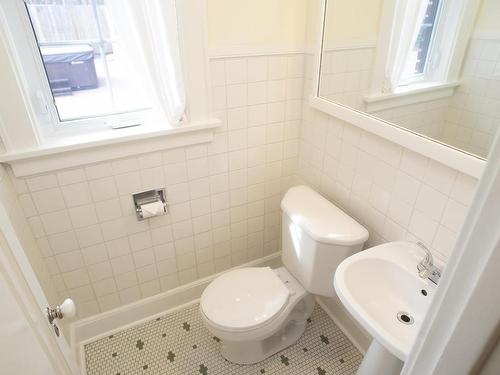 144 High Street, Thunder Bay, ON - Indoor Photo Showing Bathroom