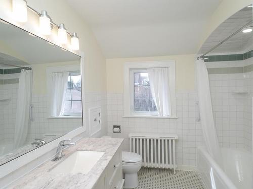 144 High Street, Thunder Bay, ON - Indoor Photo Showing Bathroom