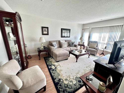 306 31 Martha Street, Thunder Bay, ON - Indoor Photo Showing Living Room