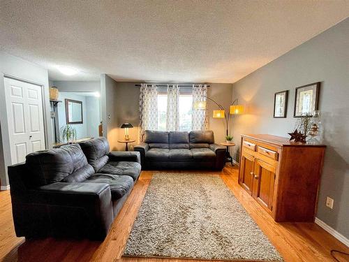 28 Michano Drive, Marathon, ON - Indoor Photo Showing Living Room