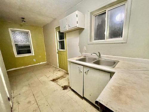 42 Wellington Street, Wabigoon, ON - Indoor Photo Showing Kitchen With Double Sink