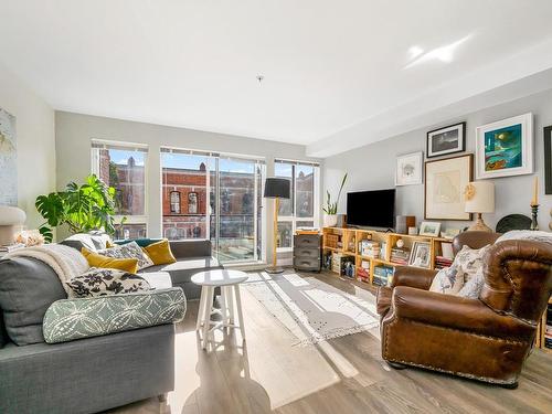 216-528 Pandora Ave, Victoria, BC - Indoor Photo Showing Living Room