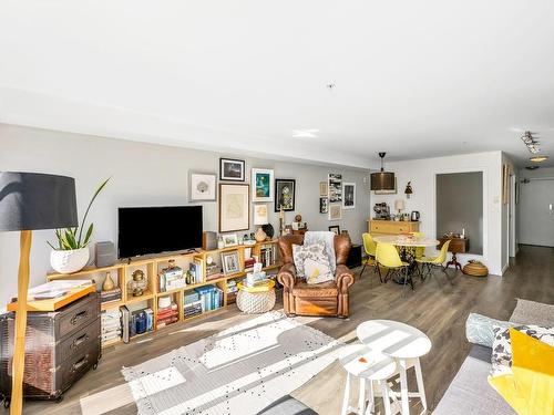 216-528 Pandora Ave, Victoria, BC - Indoor Photo Showing Living Room