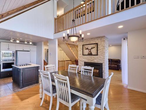 Dining room - 33 Ch. Du Domaine-Escarpé, Saint-Donat, QC - Indoor Photo Showing Dining Room With Fireplace