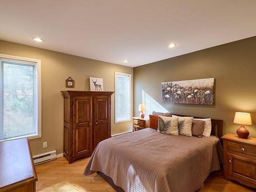 Master bedroom - 33 Ch. Du Domaine-Escarpé, Saint-Donat, QC - Indoor Photo Showing Bedroom