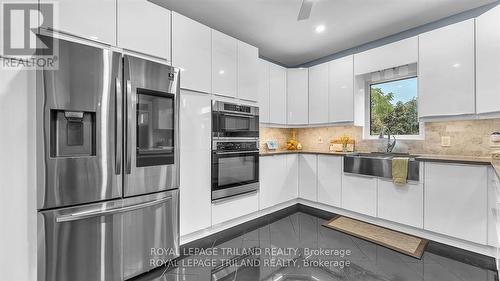 2145 Quarrier Road, London, ON - Indoor Photo Showing Kitchen With Upgraded Kitchen