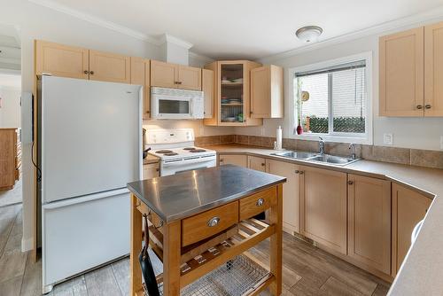 163-2550 Hollywood Road, Kelowna, BC - Indoor Photo Showing Kitchen With Double Sink