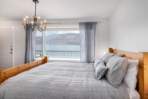 10837 Okanagan Centre Road, Lake Country, BC - Indoor Photo Showing Bedroom