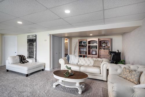 10837 Okanagan Centre Road, Lake Country, BC - Indoor Photo Showing Living Room