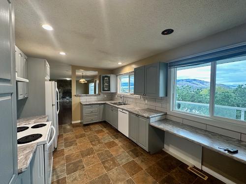 7910 Lakeview Drive, Coldstream, BC - Indoor Photo Showing Kitchen With Double Sink With Upgraded Kitchen