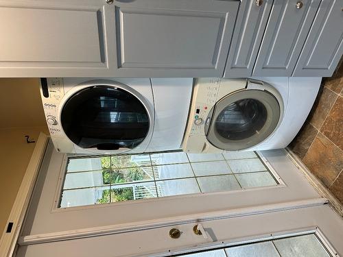 7910 Lakeview Drive, Coldstream, BC - Indoor Photo Showing Laundry Room