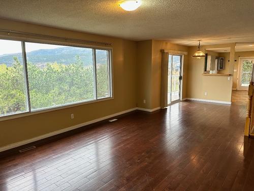 7910 Lakeview Drive, Coldstream, BC - Indoor