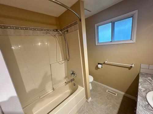 7910 Lakeview Drive, Coldstream, BC - Indoor Photo Showing Bathroom