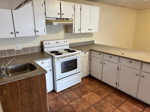 7910 Lakeview Drive, Coldstream, BC - Indoor Photo Showing Kitchen