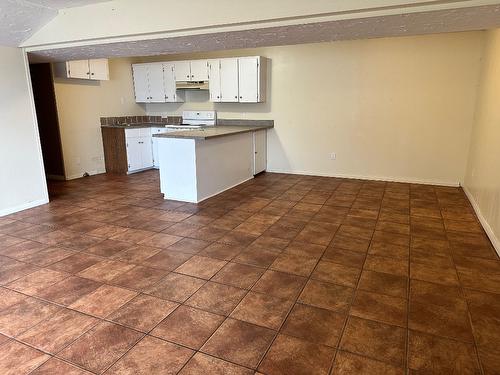 7910 Lakeview Drive, Coldstream, BC - Indoor Photo Showing Kitchen