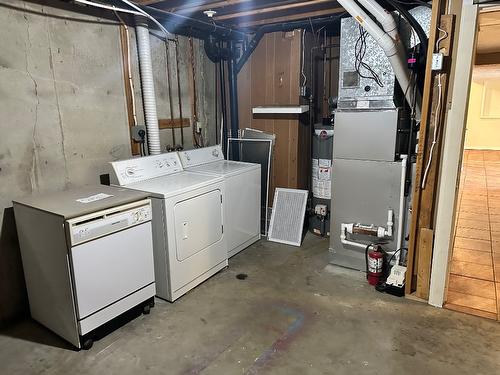 7910 Lakeview Drive, Coldstream, BC - Indoor Photo Showing Laundry Room