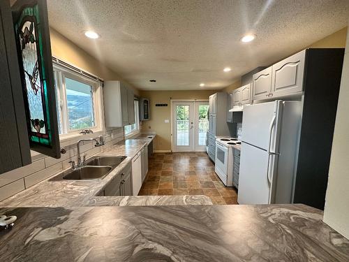 7910 Lakeview Drive, Coldstream, BC - Indoor Photo Showing Kitchen With Double Sink