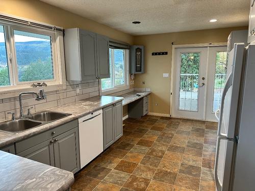 7910 Lakeview Drive, Coldstream, BC - Indoor Photo Showing Kitchen With Double Sink