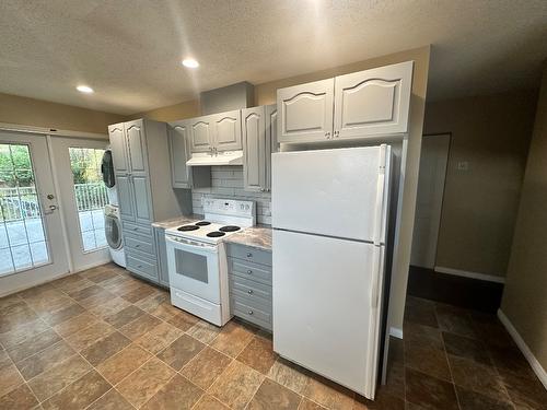 7910 Lakeview Drive, Coldstream, BC - Indoor Photo Showing Kitchen