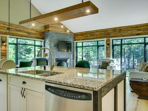 Cuisine - 10 Ch. Pierre, Mille-Isles, QC - Indoor Photo Showing Kitchen With Double Sink