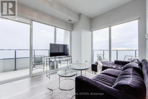 6307 - 30 Shore Breeze Drive, Toronto, ON - Indoor Photo Showing Living Room