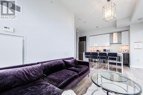 6307 - 30 Shore Breeze Drive, Toronto, ON - Indoor Photo Showing Living Room