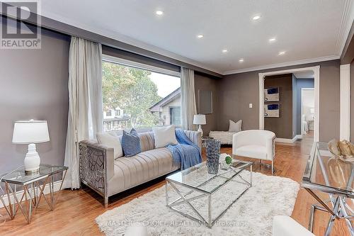 326 Jaybell Grove, Toronto, ON - Indoor Photo Showing Living Room